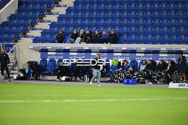 Trainer und Spielerinnen an der Seitenlinie