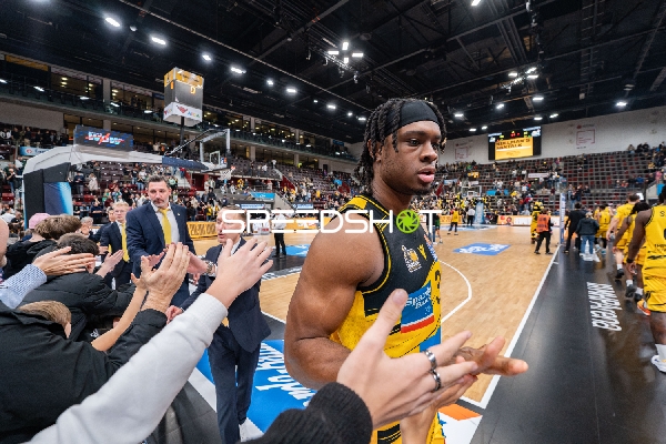 Keeshawn Kellman (32; MHP Riesen Ludwigsburg) und Mikko Riipinen (999; MHP Riesen Ludwigsburg) nach dem Spiel