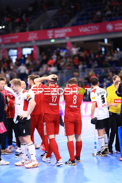 Spieler von Polen und Österreich im Gespräch