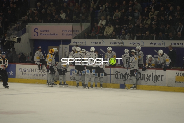 Jacob De la Rose (95; Fribourg-Gotteron) und Teamkollegen an der Bande