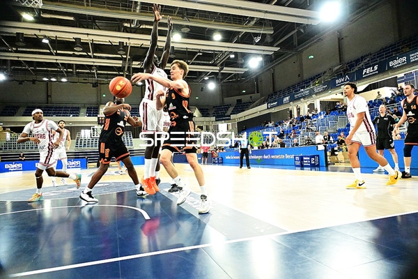 Direktes Duell um den Ball