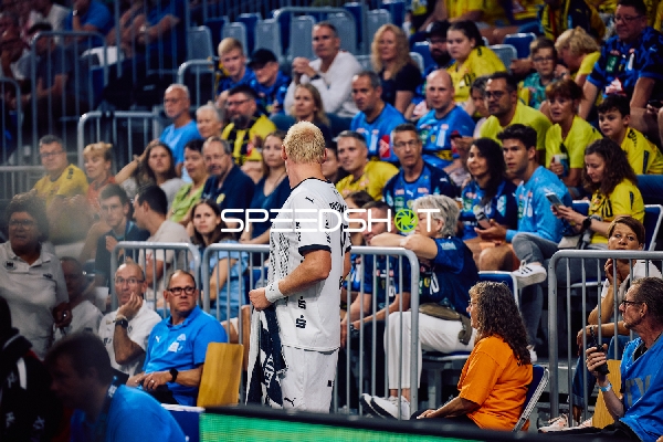 Ein Spieler von THW Kiel verlässt das Spielfeld, während das Publikum zusieht.