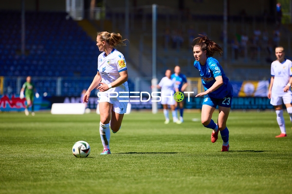 Dribbling Chiara Hahn (23;TSG Hoffenheim Frauen 1), Toma Ihlenburg (3;FC Carl Zeiss Jena Frauen)