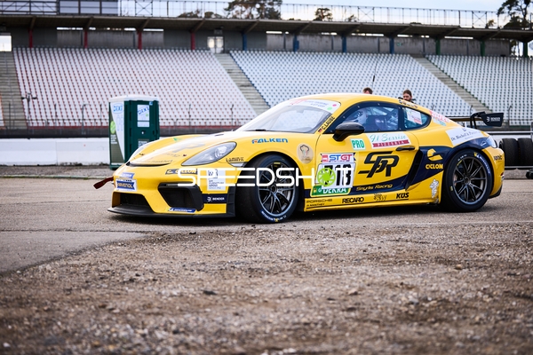 Rennwagen auf der Strecke