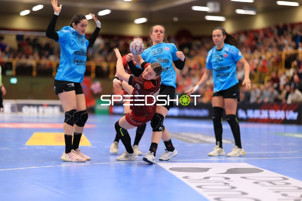 Szene mit Luca Farago (19; Thüringer HC) und Isabell Hurst (5; HSG Bensheim/Auerbach)