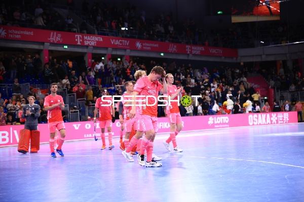 Anton Pöhling (12; Deutschland) und Nik Kerner (22; Deutschland) klatschen ab