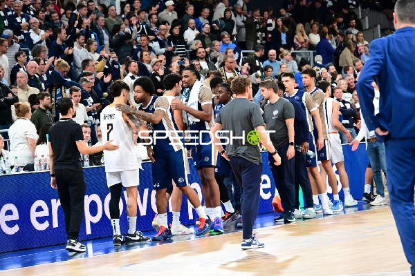 Szene mit Spielern am Spielfeldrand