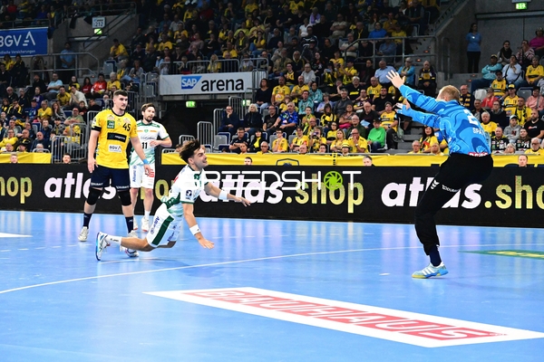 Halil Jaganjac taucht vor dem Torwart ab