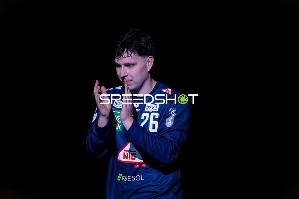 Torwart Niklas Michalski (26, Rhein Neckar Löwen) klatscht