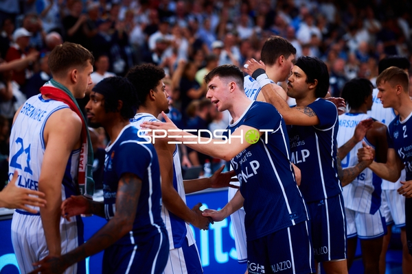 Handshake Michael Weathers (20;MLP Academics Heidelberg), Niklas Würzner (2;MLP Academics Heidelberg)