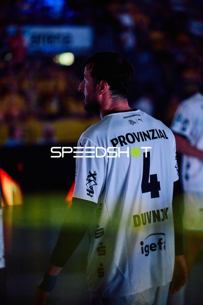 Ein Spieler von THW Kiel steht auf dem Spielfeld.