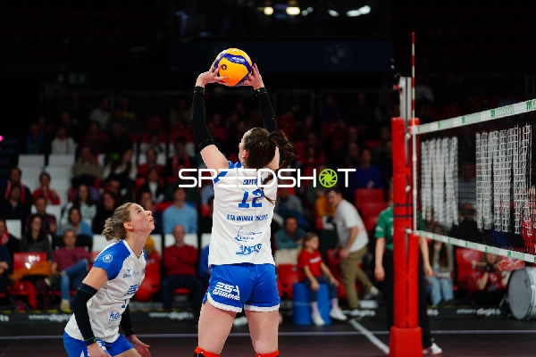 Meghan Barthel (12; ESA Grimma Volleys) beim Zuspiel