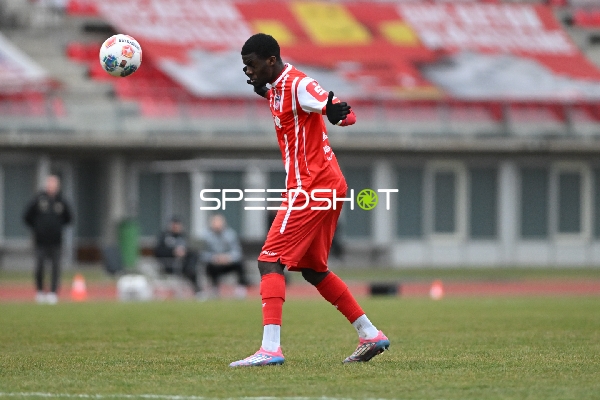 Spieler kontrolliert Ball