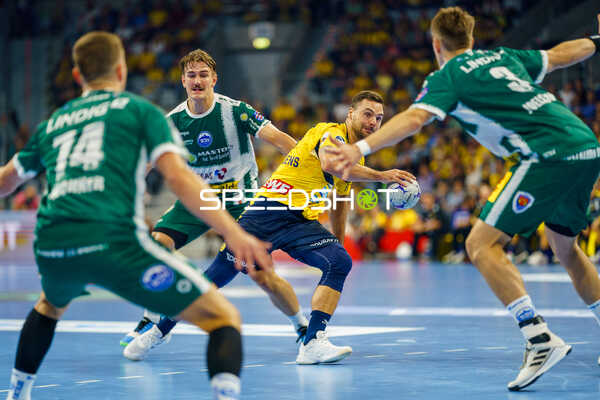 Dani Baijens (77; Rhein Neckar Löwen) im Angriff gegen Peter Walz (14; ThSV Eisenach) und Oskar Joelsson (3; ThSV Eisenach) Spieler Dani Baijens (77; Rhein Neckar Löwen) der Rhein Neckar Löwen greift an, während die Spieler Peter Walz (14; ThSV Eisenach) und Oskar Joelsson (3; ThSV Eisenach) von ThSV Eisenach verteidigen. - Peter Walz, Felix Aellen, Oskar Joelsson, Dani Baijens