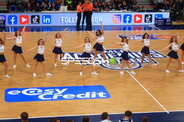 Cheerleader-Performance