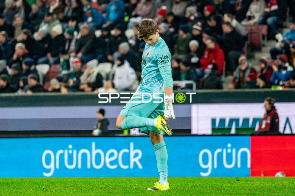 Torwart Finn Dahmen (1; FC Augsburg) in Aktion