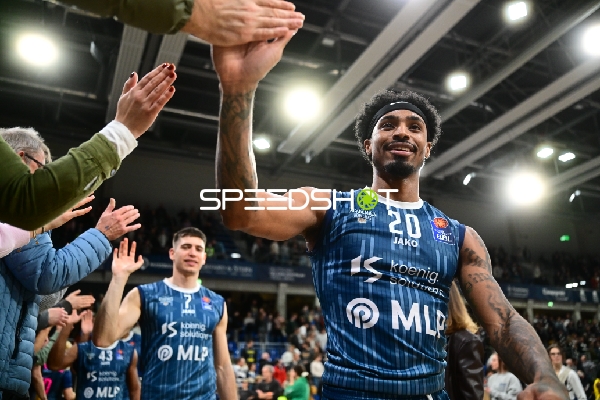 Michael Weathers (20; MLP Academics Heidelberg) und Dusan Neskovic (7; MLP Academics Heidelberg) in Aktion