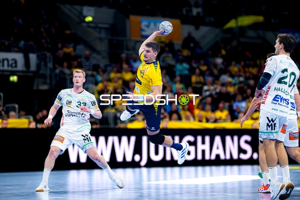 Halil Jaganjac (45; Rhein Neckar Löwen) mit Sprungwurf