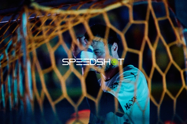 Ein Spieler steht hinter dem Tor.