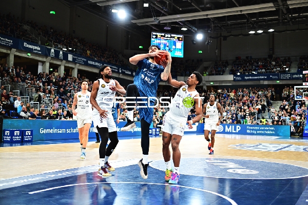 Spielaktion mit Marcel Keßen (15; MLP Academics Heidelberg) und Chip Flanigan (30; Basketball Löwen Braunschweig)