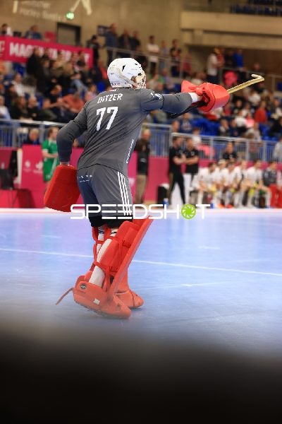 Torwart {null_77} in Aktion