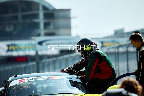 Rennfahrer steigt ins Fahrzeug ein