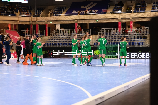 EuroHockey Indoor Championship 2026 - 12; Irland und 5; Irland klatschen ab