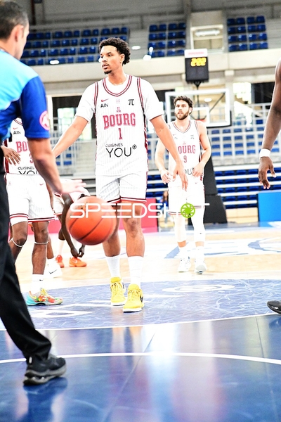 Tre Mitchell (3; JL Bourg Basket) dribbelt