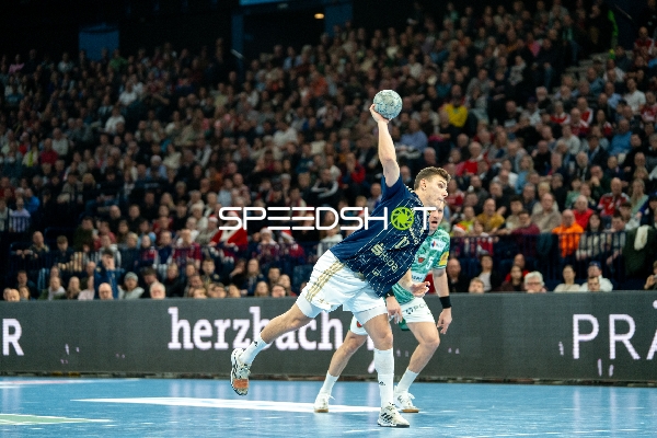 Nicolaj Jörgensen (11; HSV Hamburg) wirft im Angriff