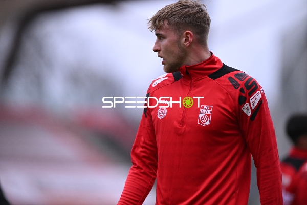 Spieler Ben-Luca Moritz (2; FC Rot Weiß Erfurt) in Aktion