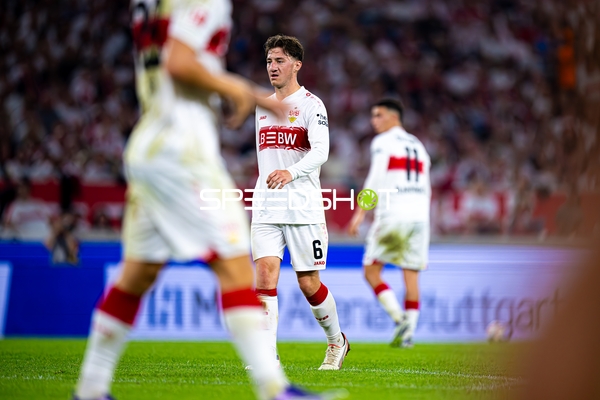 Spieler Angelo Stiller (6; VfB Stuttgart) auf dem Feld