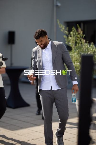 Ringside-Zone Face-Off