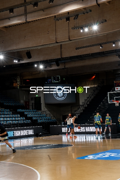 Basketball-Szene mit Spielern auf dem Spielfeld