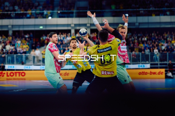 Ein Spieler von Rhein Neckar Löwen wirft den Ball.