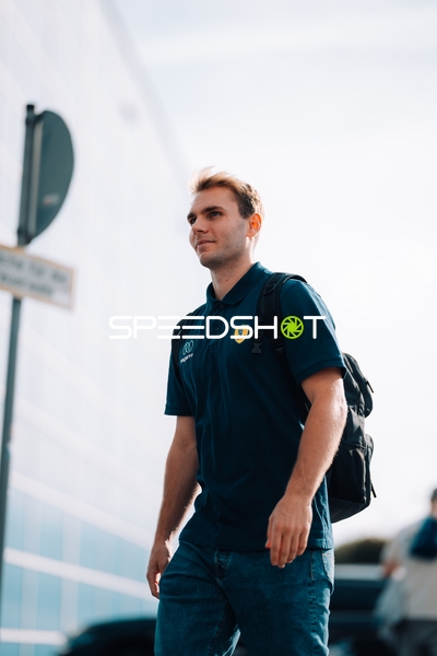 Person geht vor der SAP Arena