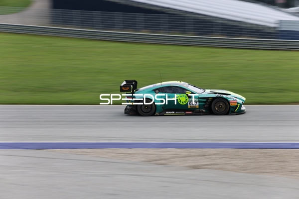 Rennfahrzeug auf der Rennstrecke