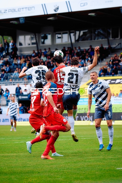 Kopfball Duell Sebastian Stolze (36, SV Sandhausen) vs 