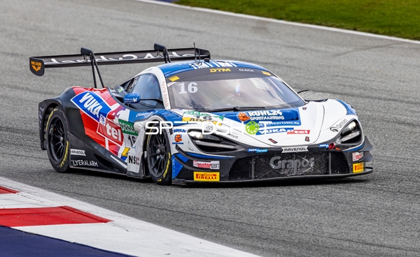 Rennfahrzeug auf der Rennstrecke