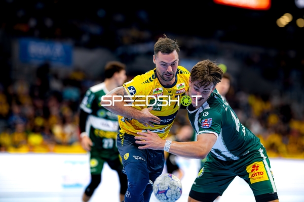 Kampf um den Ball zwischen Dani Baijens (77; Rhein Neckar Löwen) und Felix Aellen (22; ThSV Eisenach)