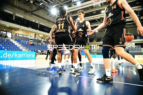 Spieler mit Ball auf Court