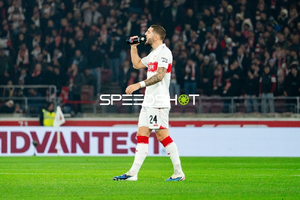 Spieler trinkt Wasser