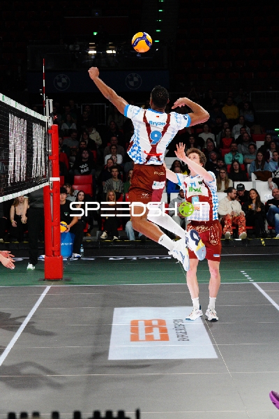 Spielszene mit Gustavo Oscar Bryan Avila (9; WWK Volleys Herrsching) und 10; WWK Volleys Herrsching