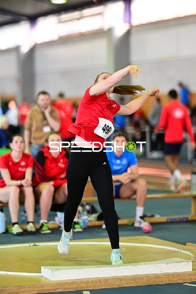 Startnummer 49 beim Weitsprung