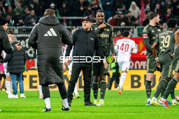 Spieler und Trainer nach Spiel