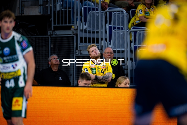 Kevin Gerwin (49; Rhein Neckar Löwen) positioniert sich