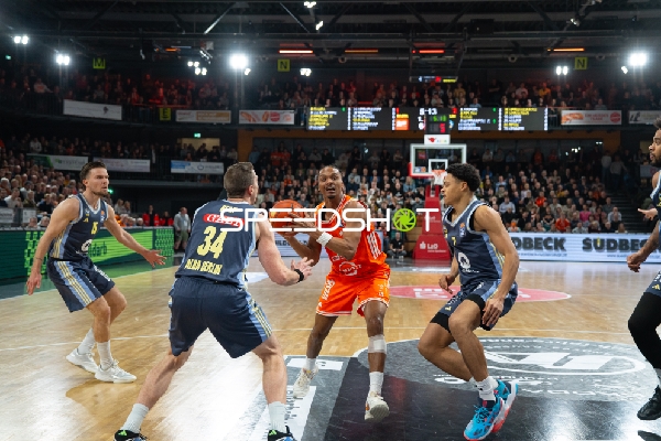 Alonzo Verge Jr. (11, Rasta Vechta) und Martin Hermannsson (15; Alba Berlin) mit Ball in Aktion