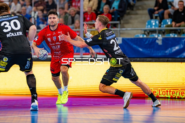 Juan De la Pena (13; SG BBM Bietigheim) kämpft gegen Till Riehn (21; HSC 2000 Coburg)