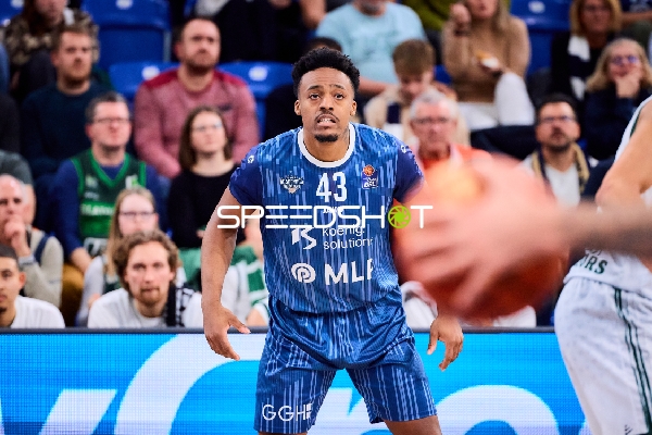 Eric Reed Jr. (43; MLP Academics Heidelberg) und Marco Hollersbacher (9; Gladiators Trier) in Aktion