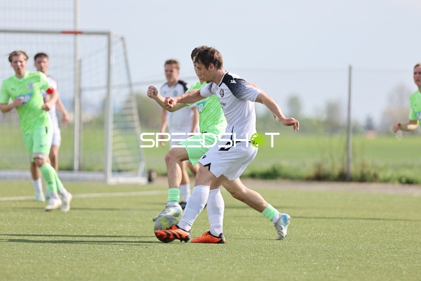 Zweikampf zwischen Spielern der FV Fortuna Heddesheim und FC-Astoria Walldorf II