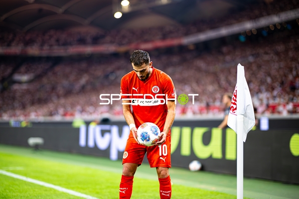 Sinani bereitet Eckstoß vor